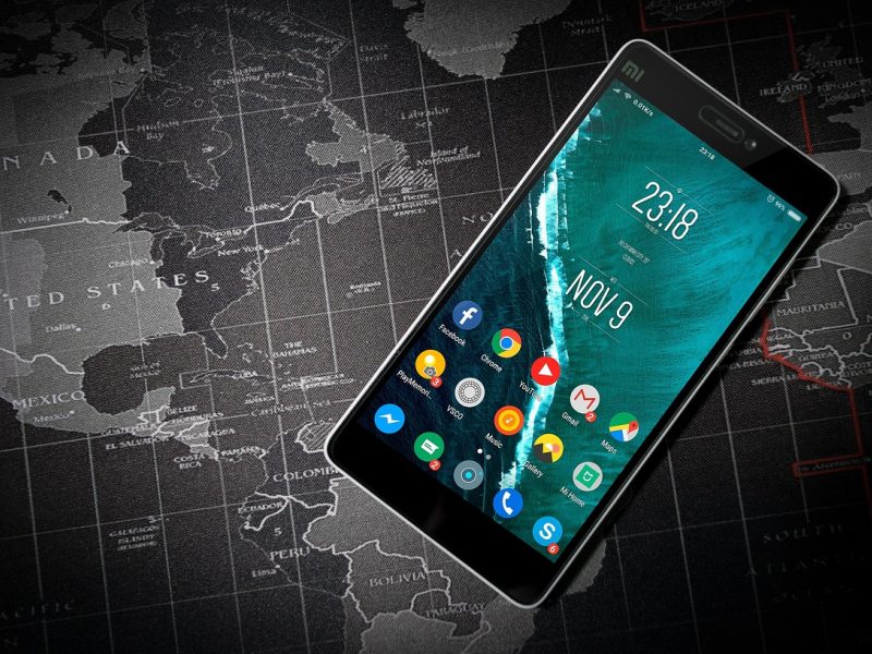红果黄剧 App 播放页在手机横屏状态下的线路切换面板截图，四条线路以细线卡片排列，右下角显示当前延迟数值